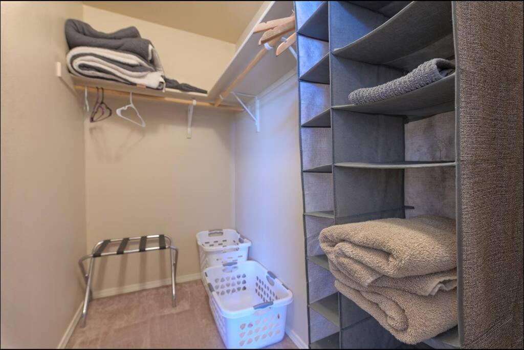 Comfy Classy Home, Close To Everything Hébergement de vacances *