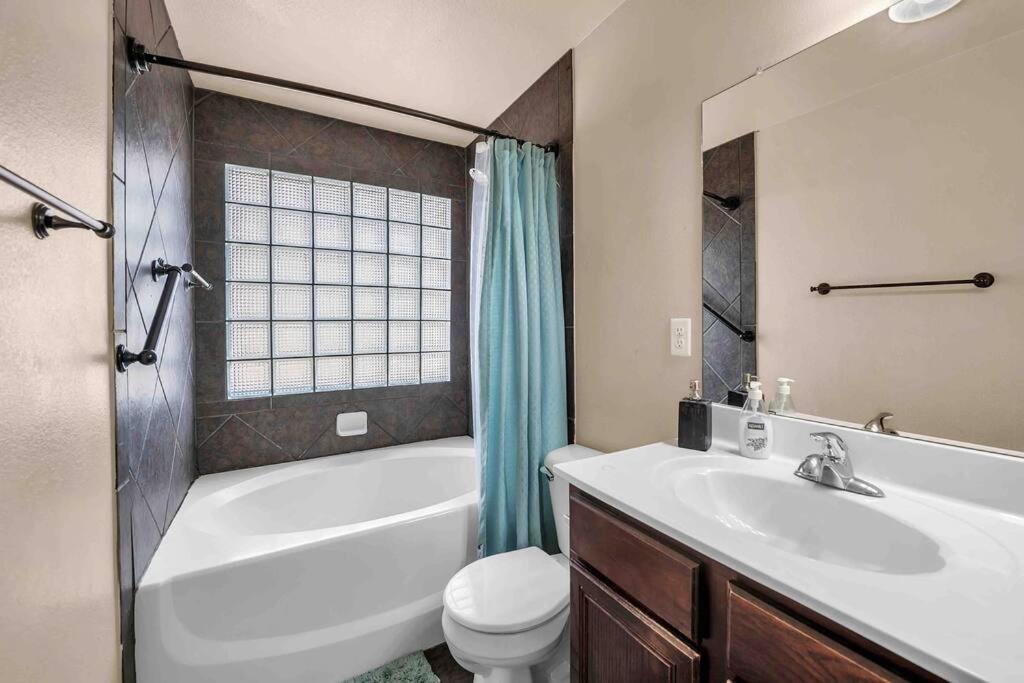 Comfy Classy Home, Close To Everything *
