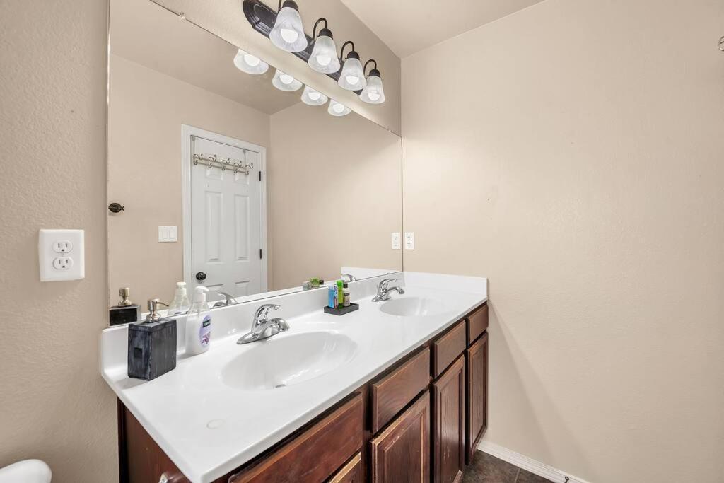 Comfy Classy Home, Close To Everything * El Paso